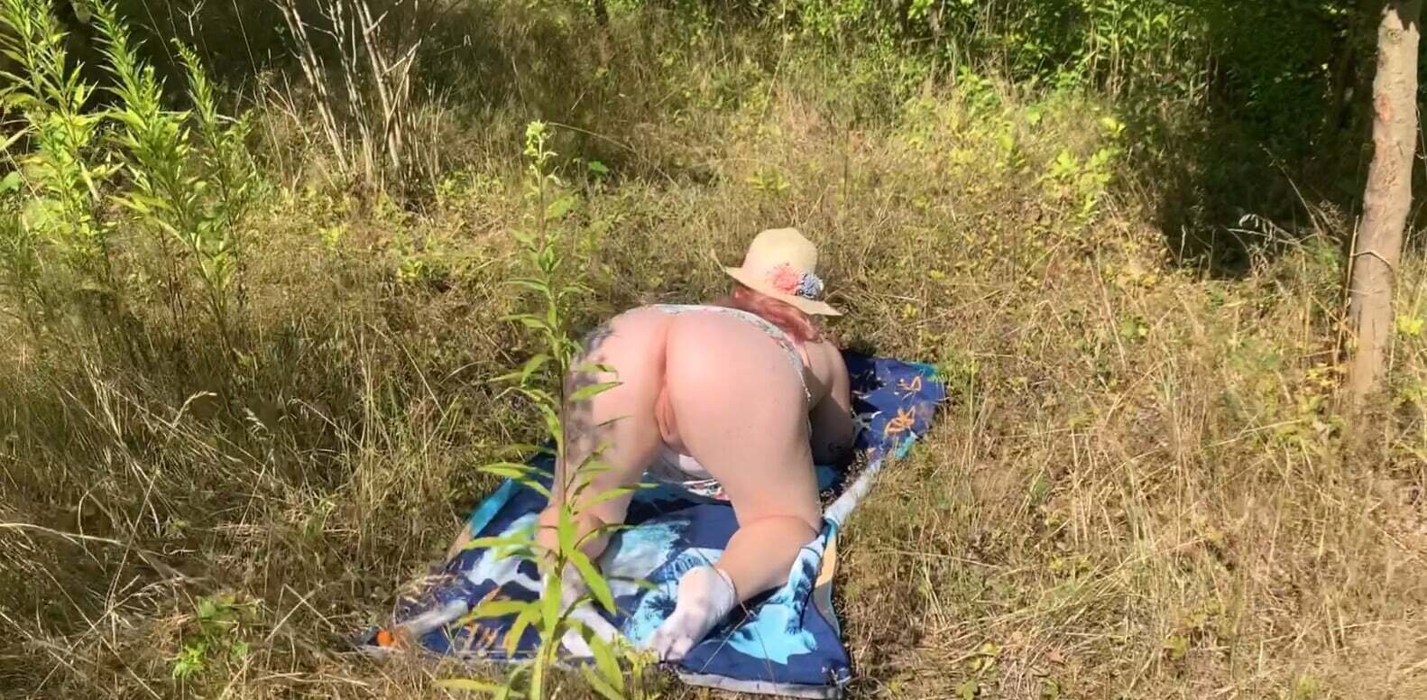 Watching a sunbathing girl with huge tits! She wants to fuck!