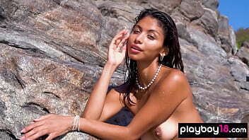 Glamorous all natural Mexican Carolina Reyes stripped naked at the beach