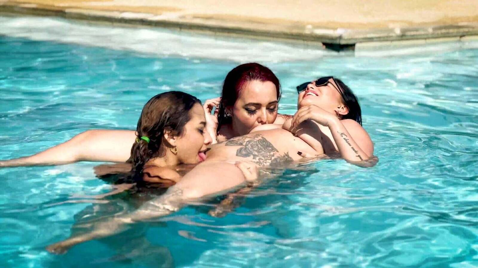 My friends challenge me to do mischief in the pool, I accept and they make me very horny with the games.