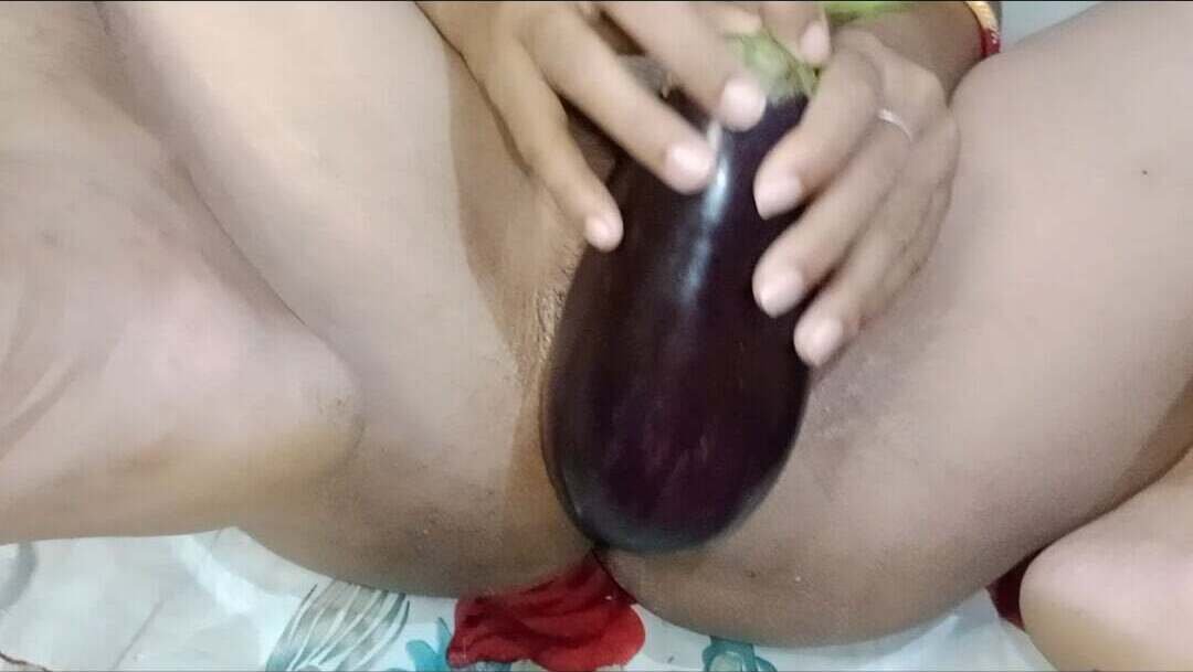 Sexy girl big vegetable fuck in pussy 